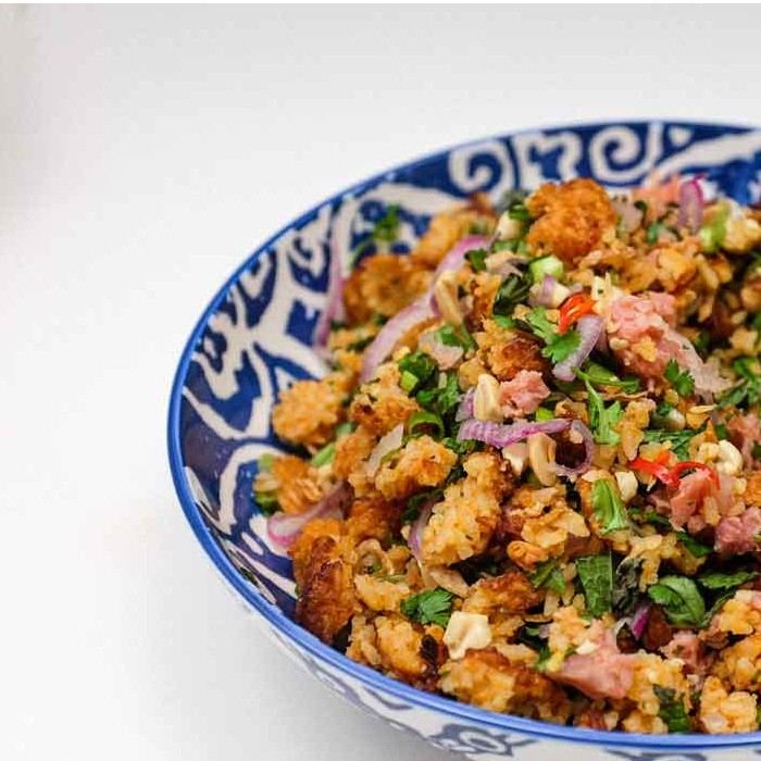 Lao Naem Khao (Knuspriger Reis-Salat)