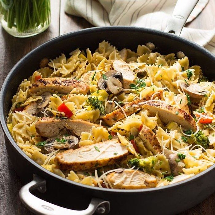 Hähnchen-Alfredo mit Frühlingsgemüse