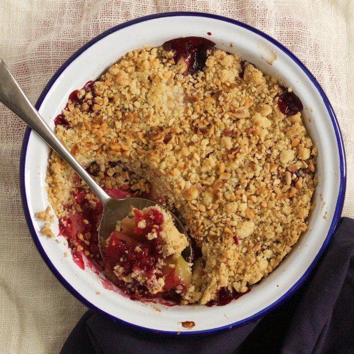 Apfel- und Brombeeren-Crumble