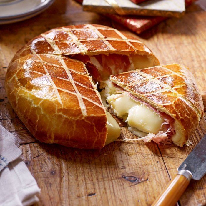 Brie in Prosciutto und Brioche gewickelt