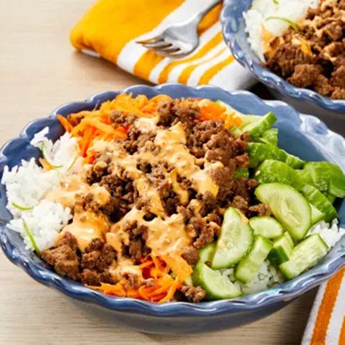 Rindfleisch-Banh-Mi-Bowls mit Sriracha-Mayo, Karotten und eingelegtem Gurke