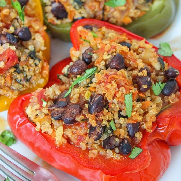 Paprika mit Quinoa und Kidneybohnen füllen
