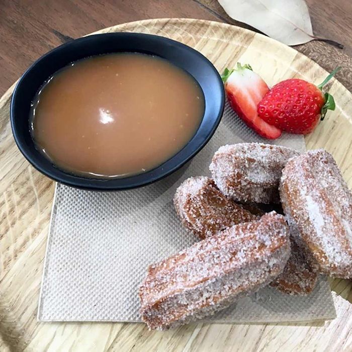 Schokoladen-Churros mit Schokoladen- und salziger Karamellsauce