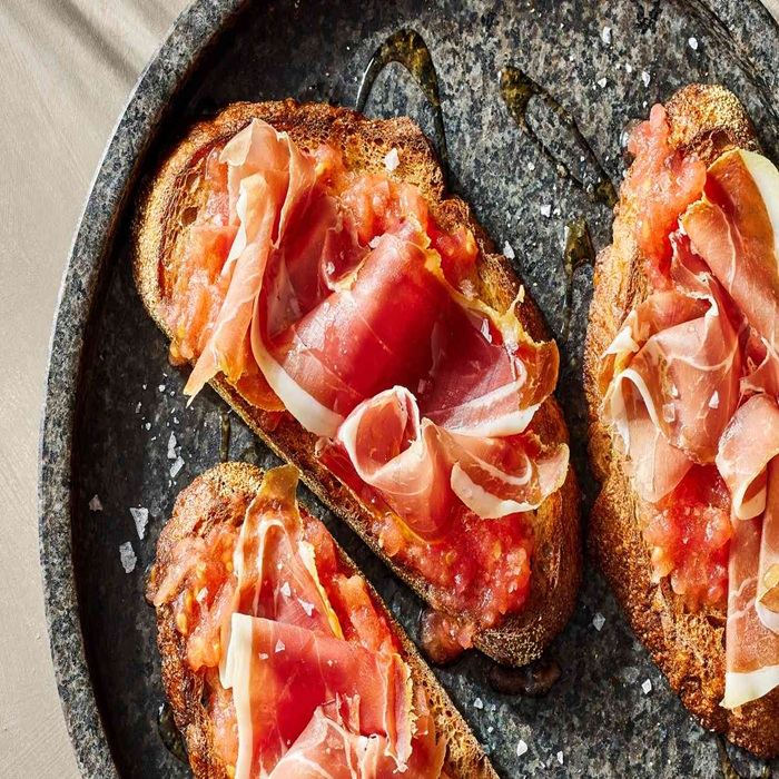 Tomatenbrot mit Serrano-Schinken