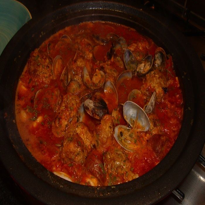 Spanische Hackbällchen mit Muscheln, Chorizo & Tintenfisch