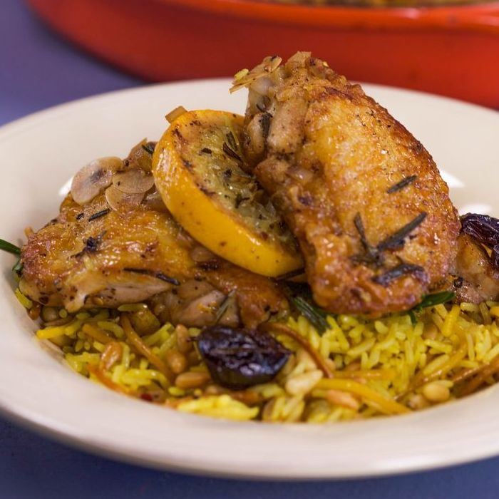 Hähnchen mit Safran, Rosinen und Pinienkernen