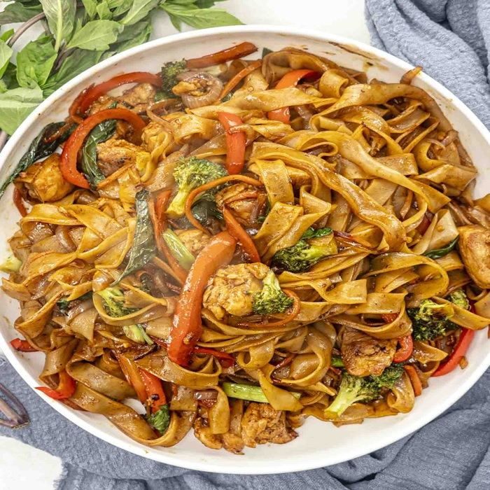 Pad Thai mit Knoblauch und Chili