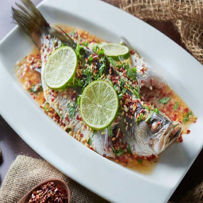 Thailändisches Dampfgarmen von Fisch