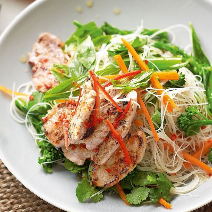 Thailändischer Reisnudel-Salat mit Rindfleisch oder Hackfleisch