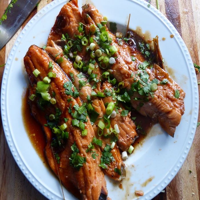 Karamellisiertes Lachsfilet vietnamesisch