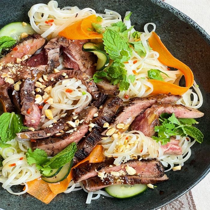 Steak & Vietnamesische Nudelsalat