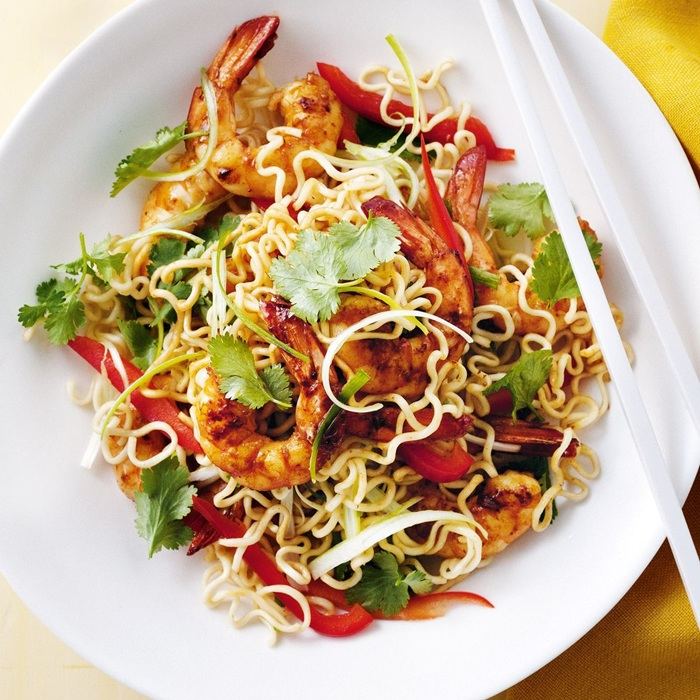 Krabben- und Nudelsalat mit knusprigen Zwiebeln