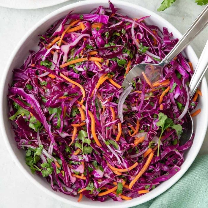 Scharfer Karotten-, Kohl- und Zwiebelsalat