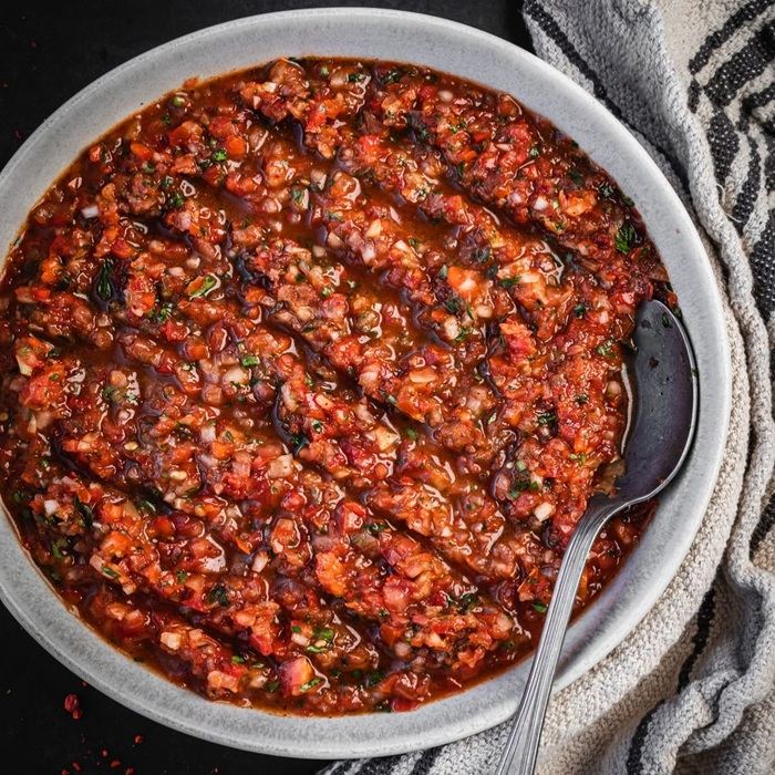 Ezme mit Tomaten und Paprika