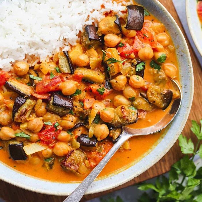 Gebratene Auberginen mit scharfen Chickpeas & Nusssoße