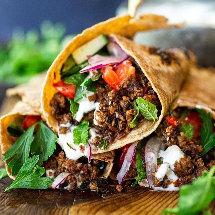 Hitziger Kumin-Lamb-Wrap mit knusprigem Salat und scharfer Mayonnaise