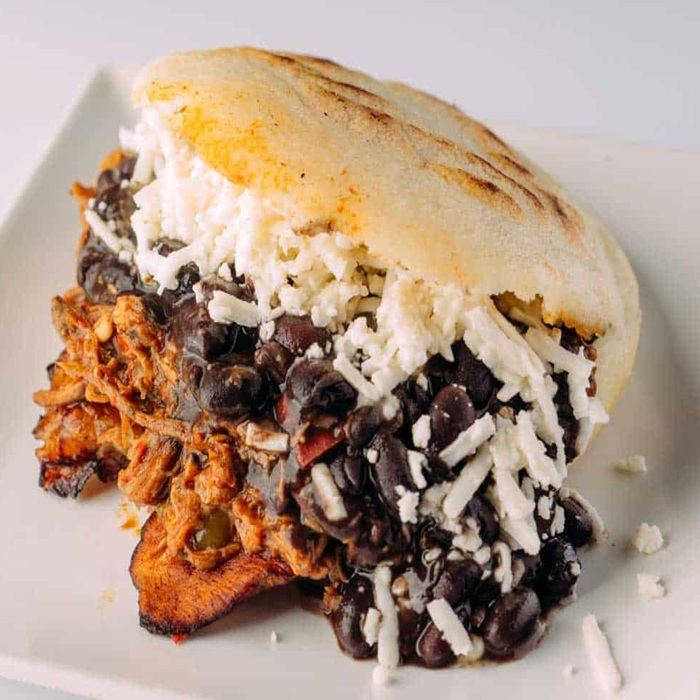 Arepa mit Pabellón-Füllung