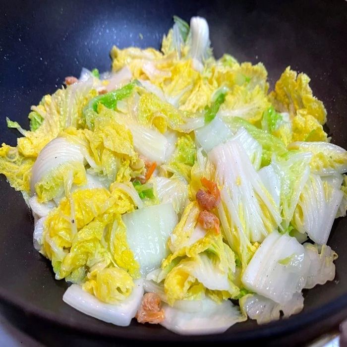 Napa-Kohl mit getrockneten Shrimps