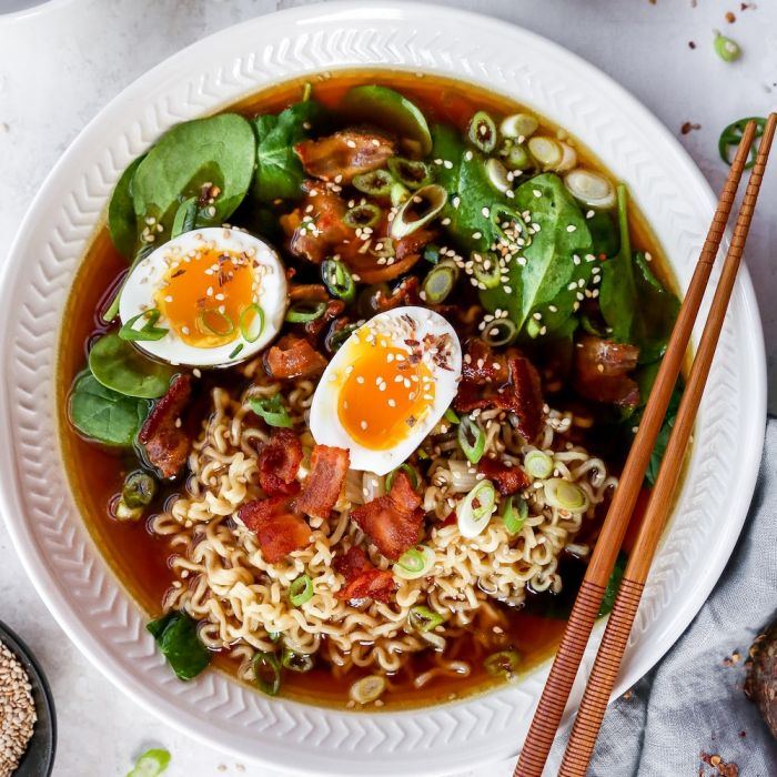Ramen-Nudeln mit gekochtem Ei