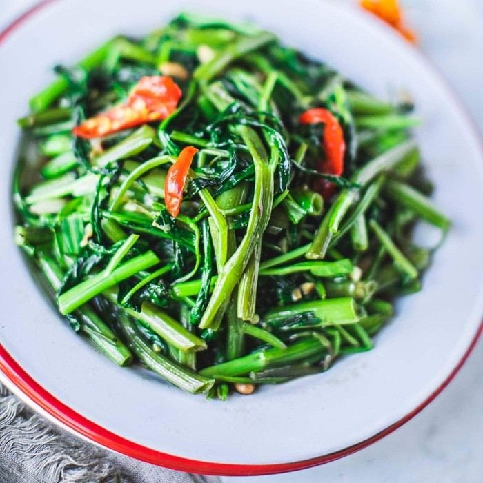Kambodschanische Pfanne mit Morgenblume, Schinken, fermentierten Sojabohnen und Knoblauch
