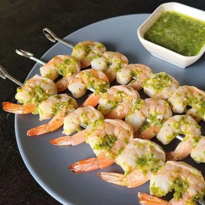 Grillierte Garnelen mit Grünkrautsoße
