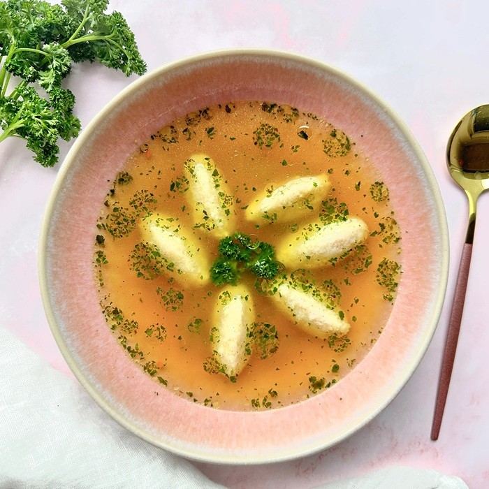 Klare Suppe mit Semolina-Teigkugeln