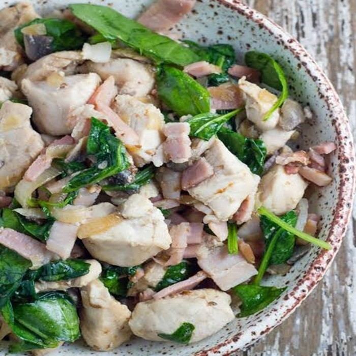 Hähnchen-Salat mit Pilzen und Speck